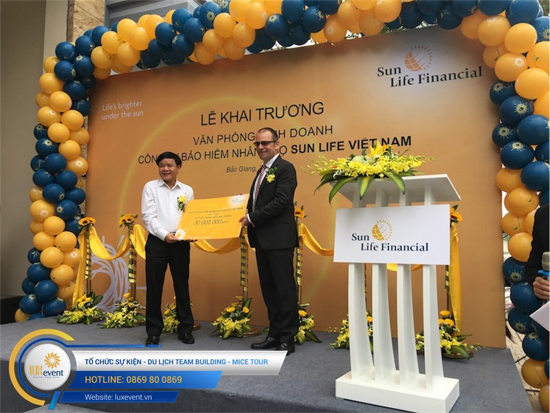 thiết kế trang trí lễ khai trương công ty